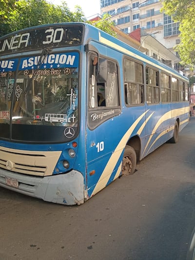Un colectivo de la Línea 30 cayó este miércoles en un cráter en el microcentro de Asunción.