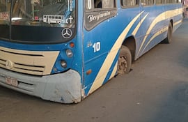 Un colectivo de la Línea 30 cayó este miércoles en un cráter en el microcentro de Asunción.