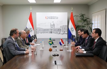 Por Paraguay: el embajador en Brasil, Juan Ángel Delgadillo; el canciller Rubén Ramírez y el ministro Javier Giménez; por Brasil, el ministro de Minas y Energía, Alexandre Silveira; el canciller Mauro Vieira y el embajador de Brasil en Paraguay, José Antonio Marcondes de Carvalho. Terminada la reunión en Mburuvicha Róga, los ministros fueron recibidos por el presidente de la República, Santiago Peña.