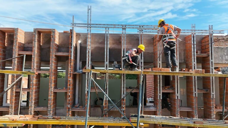 Obreros trabajan en la remodelación del Colegio Técnico Nacional (CTN), que sigue luego de más de un año de obras.