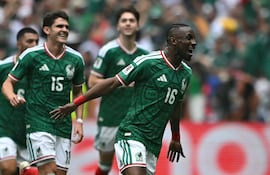 El colombiano nacionalizado Julián Quiñones (29 años) abrió con su tanto el camino de la victoria de México sobre Sudáfrica.