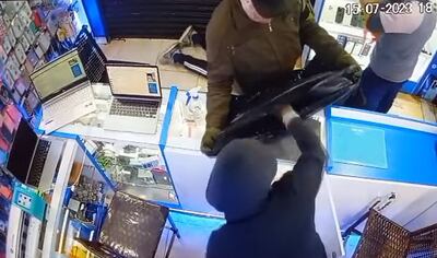 Los delincuentes luego de rendir a los empleados y clientes cargaron los celulares a una bolsa negra.