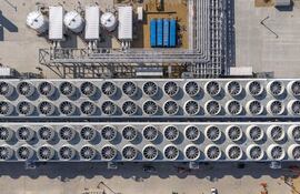 Fotografía cedida por Microsoft que muestra el sistema de refrigeración líquida de circuito cerrado en su nuevo centro de datos de inteligencia artificial en Mt. Pleasant, Wisconsin (EE.UU.).