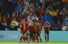 Los jugadores de España celebran el tercer gol del combinado español durante el partido correspondiente a la fase de grupos de la Liga de Naciones que las selecciones de España y Serbia han disputado este martes en el estadio Nuevo Arcángel, en Córdoba.