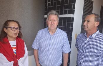 Paraguayos residentes en el exterior acudieron hoy a la Cámara de Senadores donde cartistas y satélites eliminaron empadronamiento automático en el extranjero.