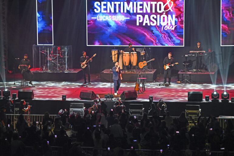 Seis músicos acompañaron a Lucas Sugo en el escenario, que presentó un show enmarcado en su gira "Sentimiento y pasión".