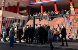 Una gran cantidad de colorados llega hasta la sede de la ANR para felicitar a Horacio Cartes por su cumpleaños