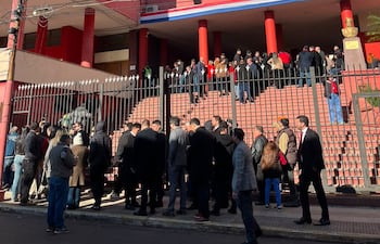 Una gran cantidad de colorados llega hasta la sede de la ANR para felicitar a Horacio Cartes por su cumpleaños