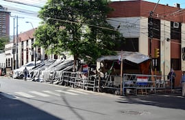 Campesinos acampan desde hace tiempo frente al Instituto Nacional de Desarrollo Rural y de la Tierra.