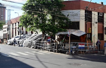 Campesinos acampan desde hace tiempo frente al Instituto Nacional de Desarrollo Rural y de la Tierra.