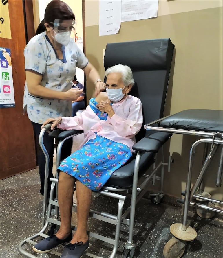 Instan a los adultos mayores a inmunizarse contra la influenza y neumococo