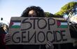 Joven sostiene un cartel durante una masiva protesta estudiantil "contra el genocidio del pueblo palestino" en Roma, Italia, 13 de enero de 2024 (EFE/EPA/ANGELO CARCONI)