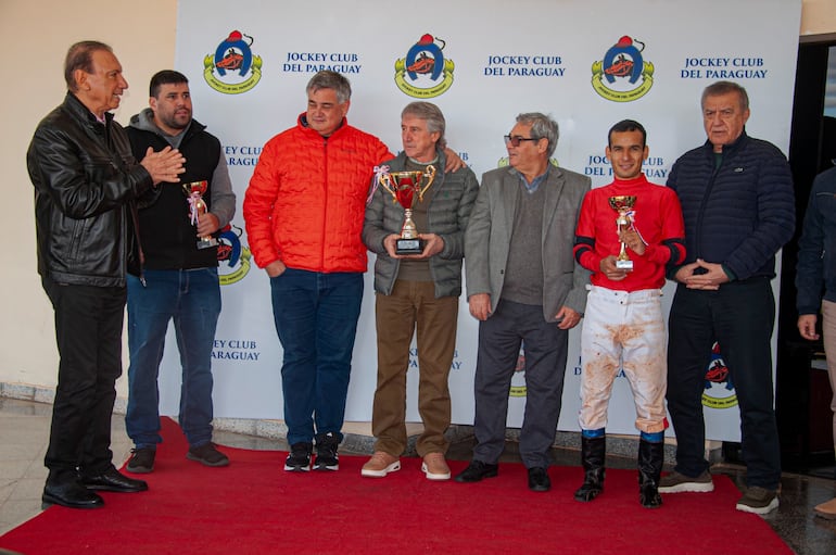La gente del Don Rubí recibiendo el trofeo por el triunfo de Destacada Joy en el Criterium Hembras.