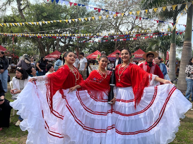 Con trajes impecables, las niñas cautivaron al público.