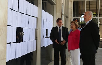 Los ministros Alberto Martínez Simón, Gladys Bareiro de Módica y Luis María Benítez Riera, observan el prepadrón de abogados.