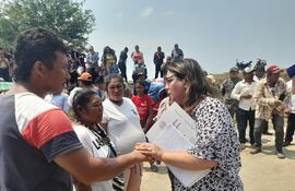 La Dra. Cinthia Díaz encabezó el grupo de interventores designados por el Ministerio de Salud. En la gráfica cuando llegaba al Hospital de Fuerte Olimpo en octubre del 2023.