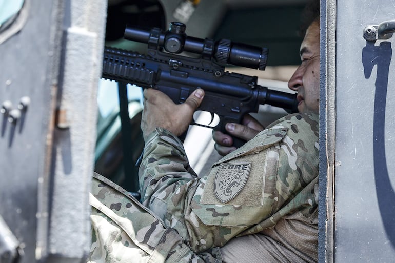Un integrante de la Coordinación de Activos Especiales (Core) de Río de Janeiro apunta con un arma durante la segunda fase de la llamada Operación Contención en el complejo Salgueiro este jueves, en São Gonçalo (Brasil).