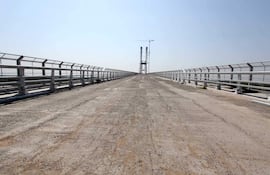 Puente en construcción con barandillas de metal y superficie de concreto