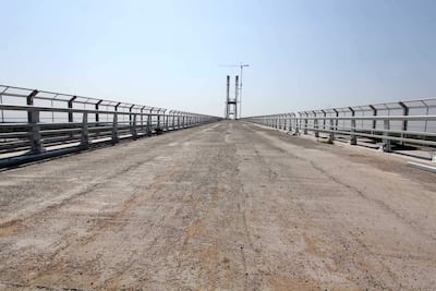 Puente en construcción con barandillas de metal y superficie de concreto