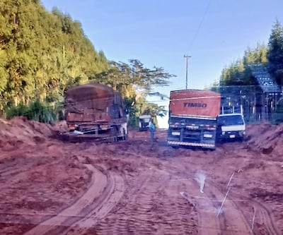 Varios camiones de cargas quedaron varados en un profundo arenal formado en un sector del trayecto Calle 10.000 - Oñondivepa.