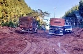 Varios camiones de cargas quedaron varados en un profundo arenal formado en un sector del trayecto Calle 10.000 - Oñondivepa.