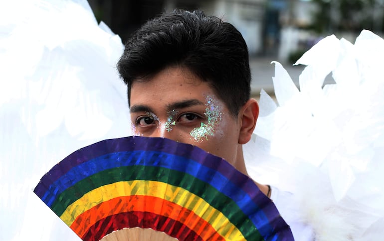 Con coloridos atuendos, extensas banderas y con música, la comunidad LGBTIQ+ se unió a las celebraciones por el Día Internacional del Orgullo, que se festeja mundialmente cada 28 de junio.
