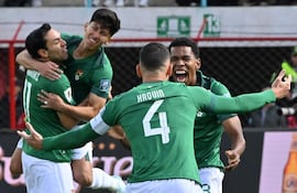 Los jugadores de Bolivia celebran después de anotar durante el partido de fútbol de las eliminatorias sudamericanas para la Copa Mundial de la FIFA 2026 entre Bolivia y Paraguay en el estadio Municipal de El Alto en El Alto, Bolivia.