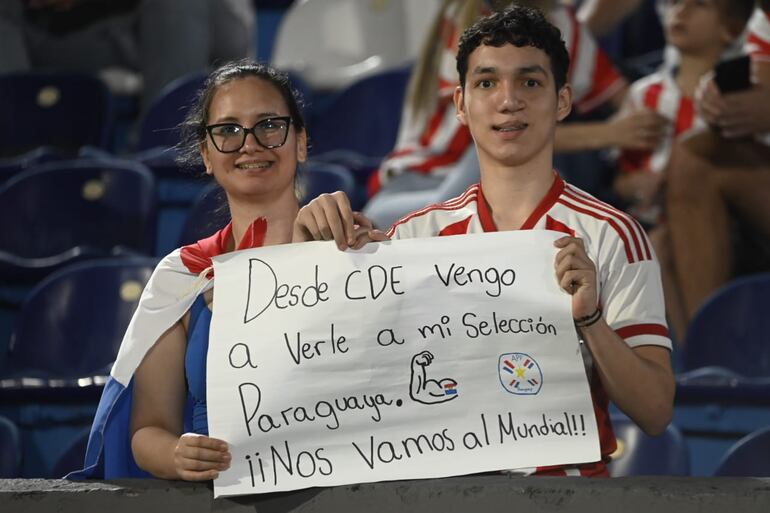 Los hinchas paraguayos en el estadio Defensores del Chaco en la previa del partido frente a Venezuela por las Eliminatorias Sudamericanas 2026.