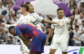 El delantero francés del Real Madrid Kylian Mbappé (R) celebra su gol ante el FC Barcelona durante el partido de la décima jornada de LaLiga, que Real Madrid y FC Barcelona disputan este domingo en el estadio Santiago Bernabéu.