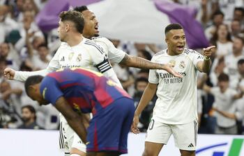 El delantero francés del Real Madrid Kylian Mbappé (R) celebra su gol ante el FC Barcelona durante el partido de la décima jornada de LaLiga, que Real Madrid y FC Barcelona disputan este domingo en el estadio Santiago Bernabéu.