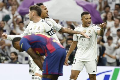 El delantero francés del Real Madrid Kylian Mbappé (R) celebra su gol ante el FC Barcelona durante el partido de la décima jornada de LaLiga, que Real Madrid y FC Barcelona disputan este domingo en el estadio Santiago Bernabéu.