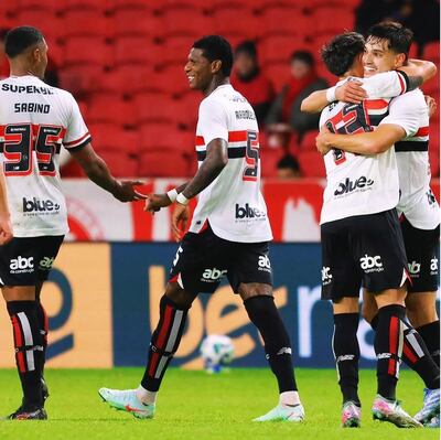 Damian Bobadilla (derecha), en la celebración de un gol para el São Paulo, que deberá remontar dos goles de diferencia si pretende dejar fuera de carrera a Liga de Quito.