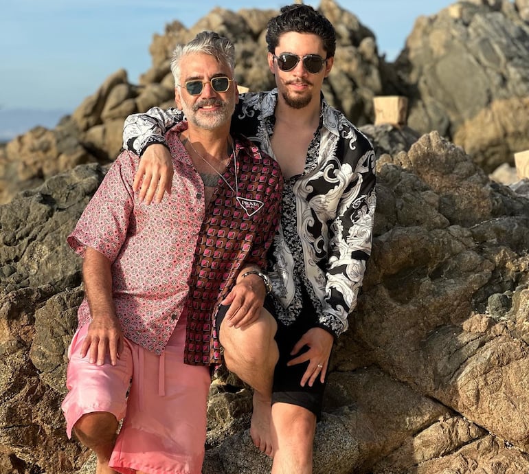 Alejandro Fernández y su hijo Alex, el día del cumpleaños de El Potrillo.