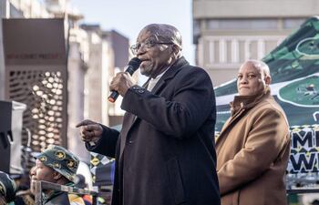 El líder del partido uMkhonto weSizwe (MK) y ex presidente de Sudáfrica, Jacob Zuma (centro). El expresidente de Sudáfrica Jacob Zuma (2009-2018) pidió este domingo a los sudafricanos que protesten pacíficamente por los resultados de las elecciones del pasado 29 de marzo, después de acusar a la coalición gobernante de manipularlos y apoyar a las “fuerzas reaccionarias” del apartheid.