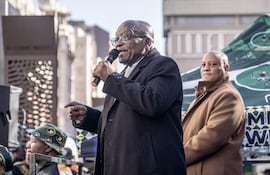 El líder del partido uMkhonto weSizwe (MK) y ex presidente de Sudáfrica, Jacob Zuma (centro). El expresidente de Sudáfrica Jacob Zuma (2009-2018) pidió este domingo a los sudafricanos que protesten pacíficamente por los resultados de las elecciones del pasado 29 de marzo, después de acusar a la coalición gobernante de manipularlos y apoyar a las “fuerzas reaccionarias” del apartheid.