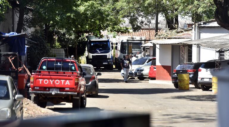 Camiones recolectores de la Municipalidad de Asunción parados en pleno horario de recolección de basuras. Desde el Sindicato de Obreros Municipales dicen que la mitad de la flota sigue parada, pese a haber sido adquirida apenas hace 3 años.