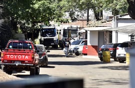 Camiones recolectores de la Municipalidad de Asunción parados en pleno horario de recolección de basuras. Desde el Sindicato de Obreros Municipales dicen que la mitad de la flota sigue parada, pese a haber sido adquirida apenas hace 3 años.