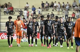 Los jugadores de Olimpia se retiran cabizbajos, tras la derrota ante Nacional, en el encuentro correspondiente a la segunda fecha del torneo Clausura 2026, disputado en el estadio Arsenio Erico.