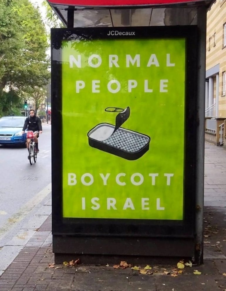 Cartel en una parada de autobús en Londres que modifica la portada de la novela Normal People (Gente normal) de Sally Rooney sustituyendo el título por Normal People Boycott Israel (La gente normal boicotea a Israel)
