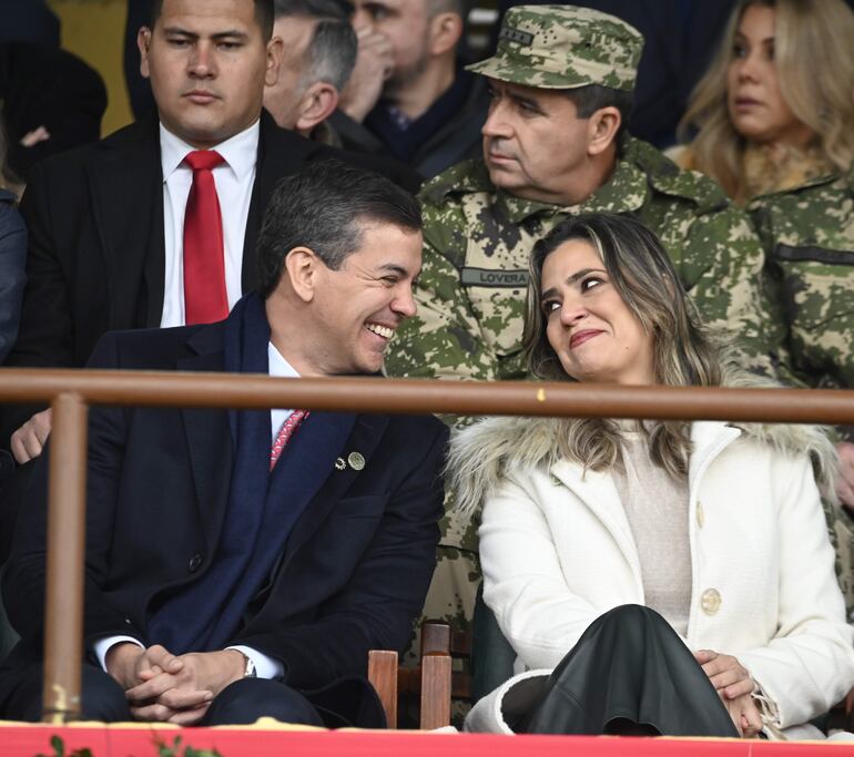 El presidente Santiago Peña en amena charla con Patricia Quevedo de Prieto.