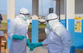Trabajadores médicos con trajes de protección biológica en un hospital en Bunia, en la provincia de Ituri, República Democrática del Congo.