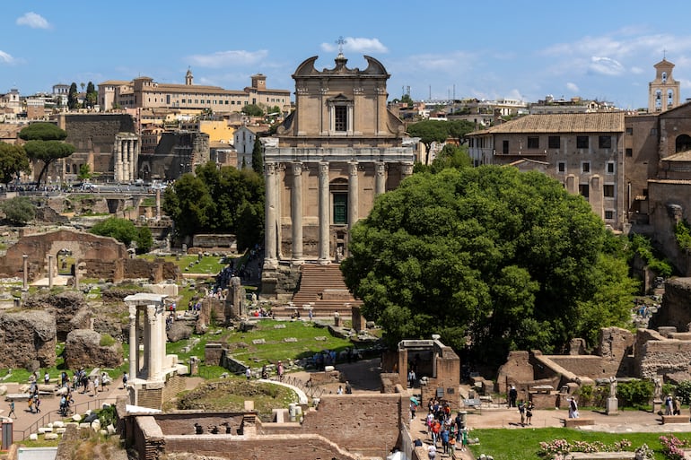 Tempio di Antonino e Faustina, Chiesa di San Lorenzo degli Speziali en Miranda a lo largo de la Via Sacra, Roma, Italia.