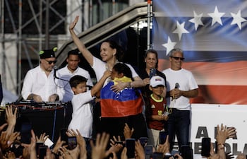 María Corina Machado, la líder opositora venezolana, durante un encuentro con la comunidad de su país en España, este sábado en la Puerta del Sol, en Madrid.