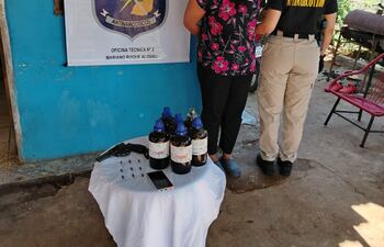Laura Soledad Encina Martínez detenida junto a las botellas de DICHLOROMETHANE de la marca “LOBA CHEMIE”encontradas en su vivienda.