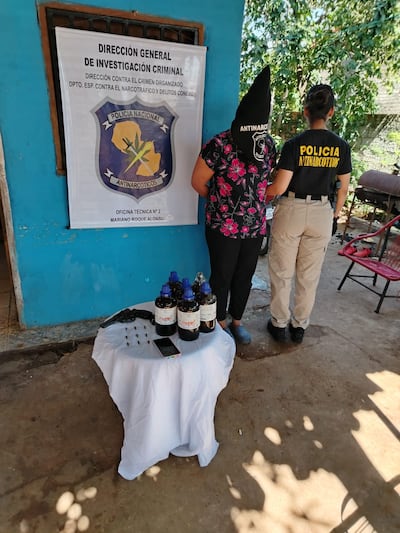  Laura Soledad Encina Martínez detenida junto a las botellas de  DICHLOROMETHANE de la marca “LOBA CHEMIE”encontradas en su vivienda.