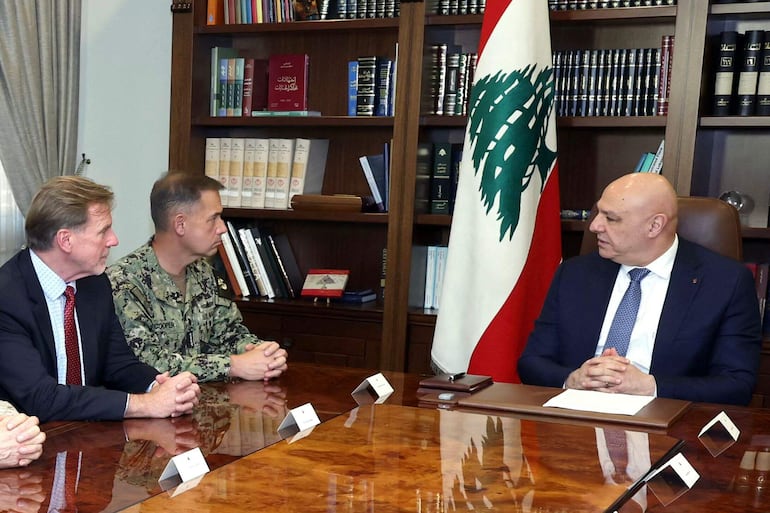 El presidente del Líbano, Joseph Aoun (derecha), con el almirante Brad Cooper (segundo de la izquierda), comandante del Comando Central de Estados Unidos (CENTCOM), en el palacio presidencial de Baabda el 29 de junio de 2026. 