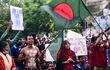 Estudiantes y aspirantes a empleo sostienen pancartas durante una protesta en Dhaka, exigiendo el restablecimiento de la circular del gobierno de Bangladesh publicada en 2018 que abolió el sistema de cuotas en los servicios gubernamentales.