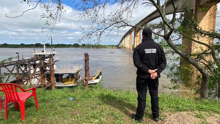 Este martes continúa la búsqueda del camión caído en aguas del río Paraguay desde el Puente Nanawa.