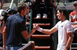 Daniil Medvedev (izquierda) congratula a Adam Walton, su verdugo en la primera ronda de Roland Garros.