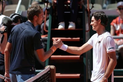 Daniil Medvedev (izquierda) congratula a Adam Walton, su verdugo en la primera ronda de Roland Garros.